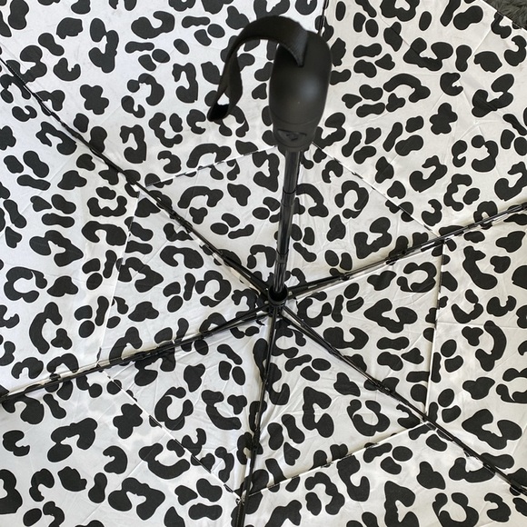 Windpro inversion resistant auto open & close umbrella snow leopard NWT - Picture 2 of 5